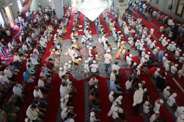 Şanlıurfa’da yüzlerce çocuk namaz için yürüdü