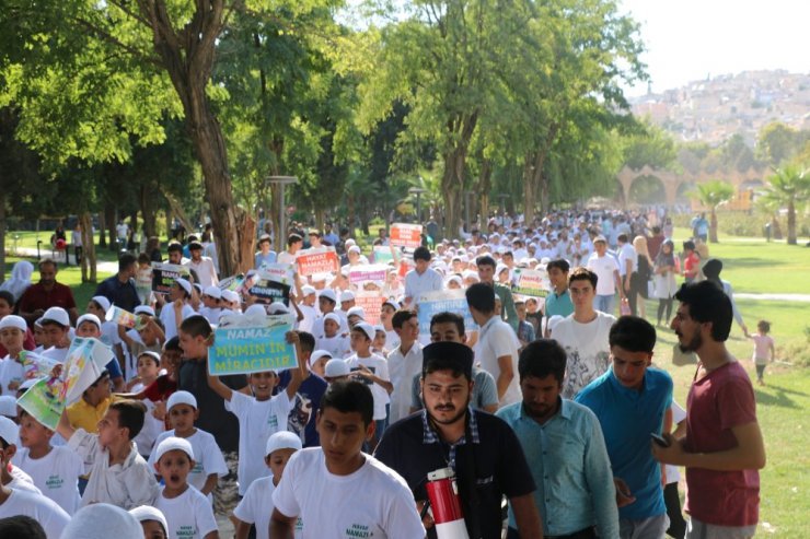 Şanlıurfa’da yüzlerce çocuk namaz için yürüdü