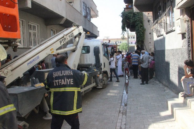 Evde çıkan yangında 3 kişi dumandan etkilendi