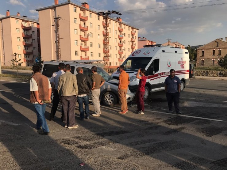 Sarıkamış’ta ambulans ile otomobil çarpıştı