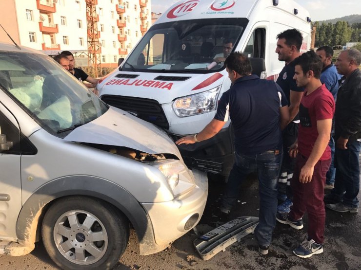 Sarıkamış’ta ambulans ile otomobil çarpıştı