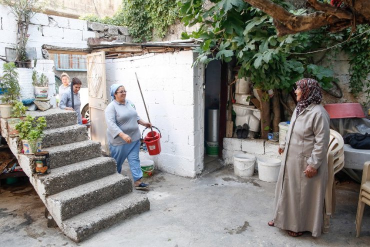 Vefa ekibi, yaşlıları sevindiriyor