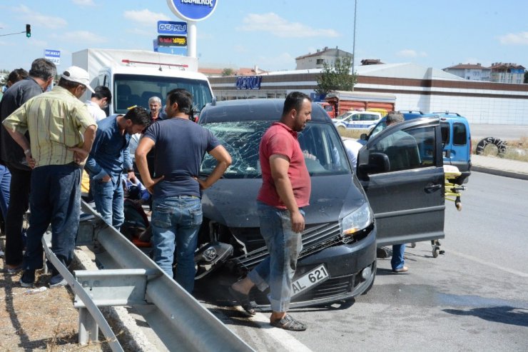 Lastiği patlayan kamyonet kaza yaptı: 4 yaralı