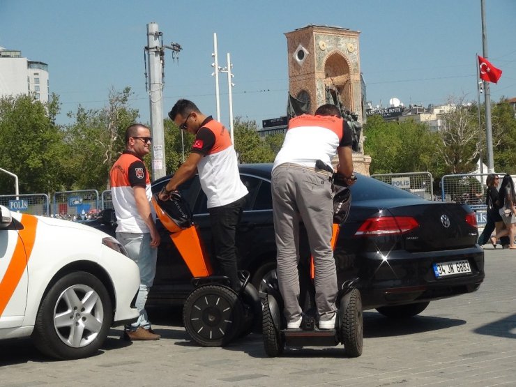 Taksim’de turizm polisi cincır ile görevde