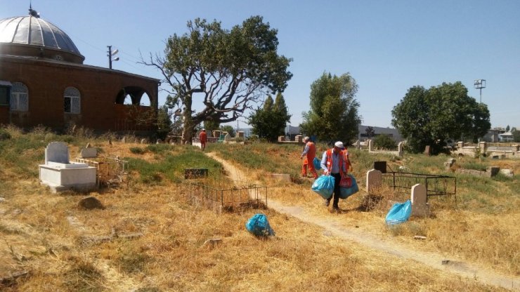 Bayram öncesi türbe ve mezarlıklar temizlendi