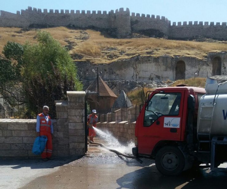 Bayram öncesi türbe ve mezarlıklar temizlendi