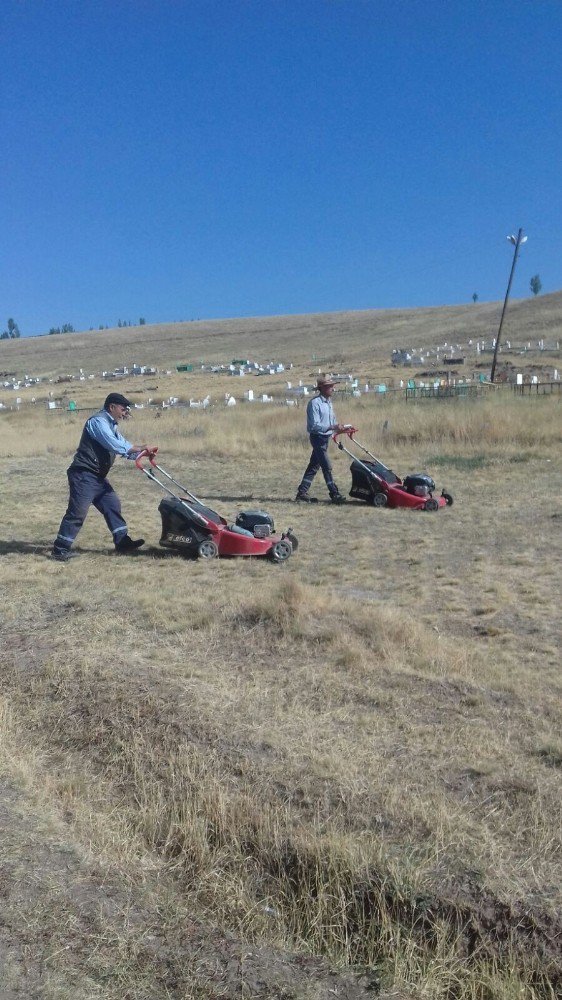 Çaldıran’da mezarlık temizliği