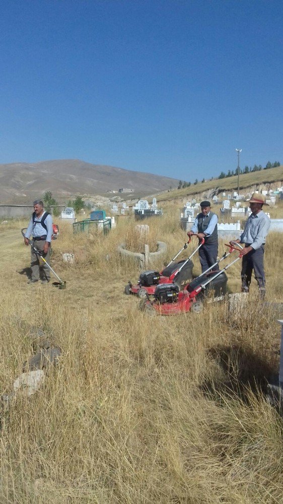 Çaldıran’da mezarlık temizliği