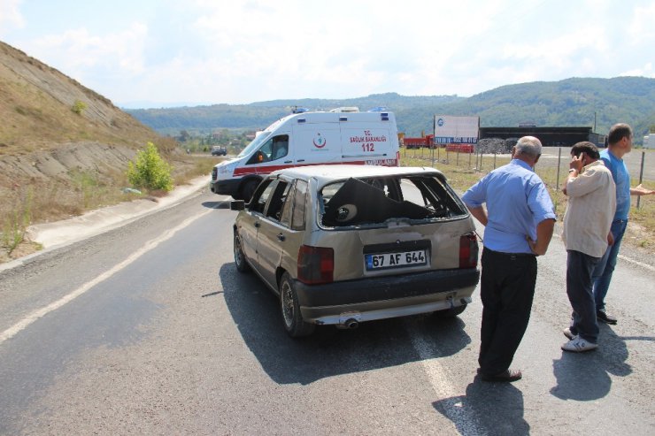 Zonguldak’ta minibüs otomobile çarptı: 2 yaralı