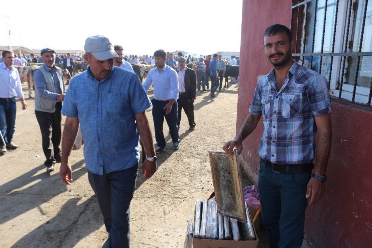 Ağrı’da Köyünde ürettiği balları hayvan pazarında satıyor
