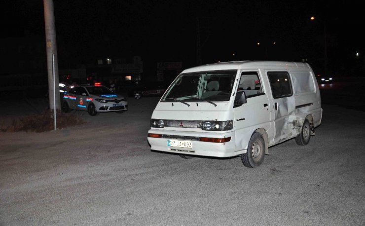 Manavgat’ta motosikletle minibüs çarpıştı: 2 yaralı