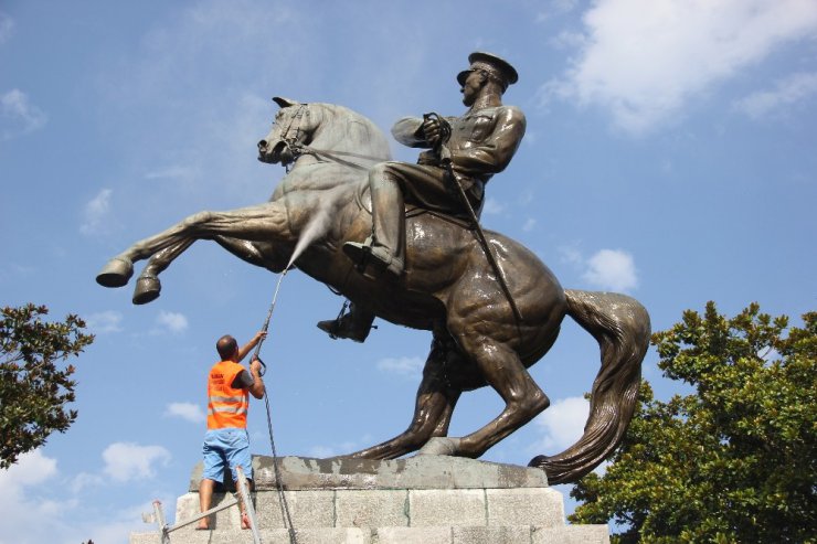 Samsun’da Atatürk Heykeline bayram temizliği