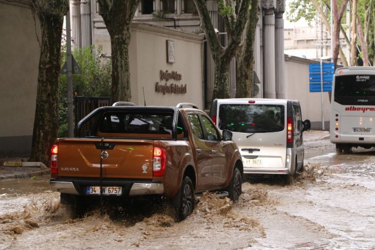 Kapalı çarşı yoğun yağıştan etkilendi, su bastı