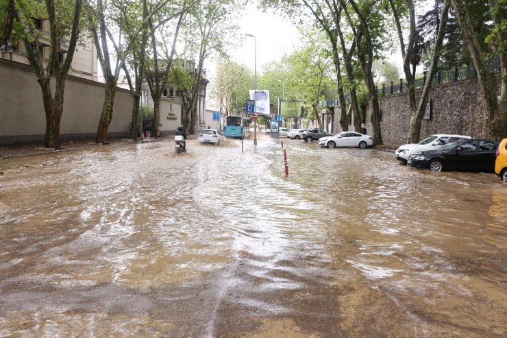 Kapalı çarşı yoğun yağıştan etkilendi, su bastı