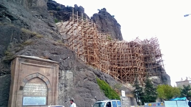 Osmancık’ta tarihi köprü ve kalede restorasyon çalışmaları hızlandırıldı