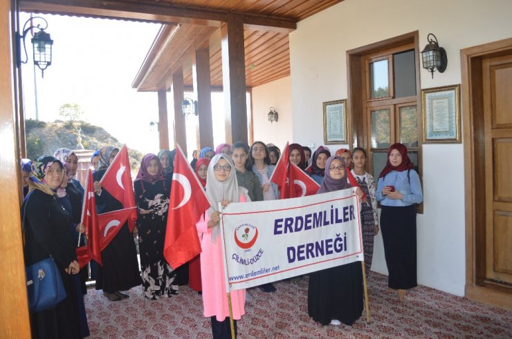 Düzceli kız öğrenciler Hayme Anayı Anma ve Göç Şenliklerine katıldı