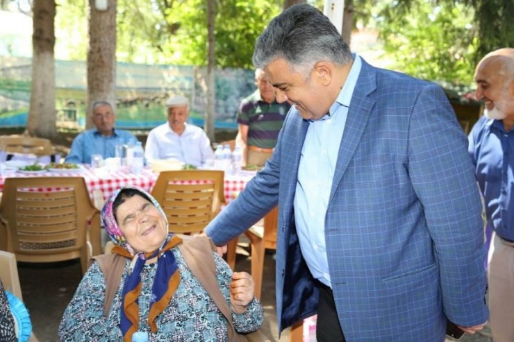 Başkan Özgüven, huzurevi sakinlerini yemekte buluşturdu