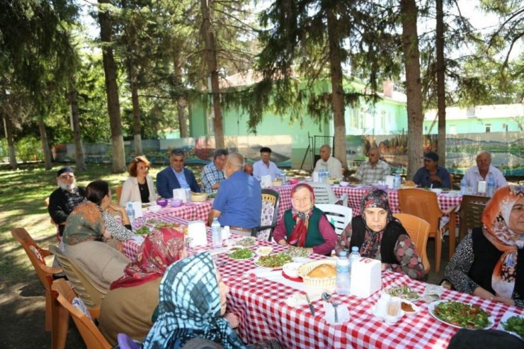 Başkan Özgüven, huzurevi sakinlerini yemekte buluşturdu