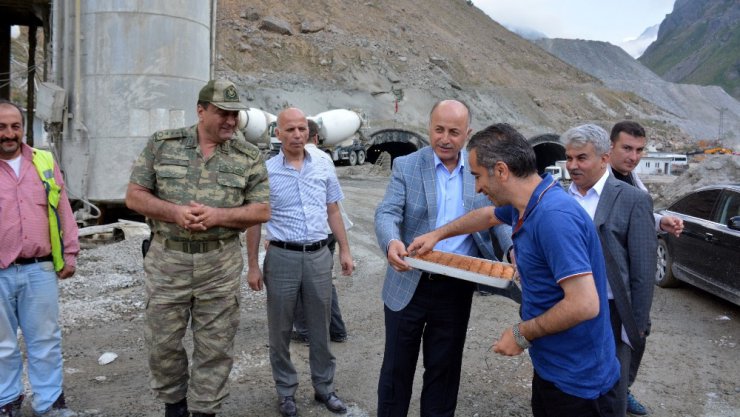 Vali, tünelde çalışan işçilere tatlı ikramında bulundu