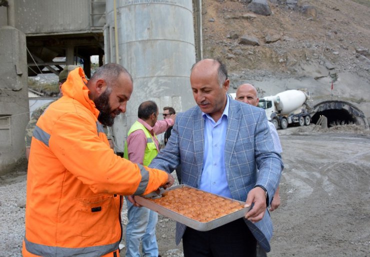 Vali, tünelde çalışan işçilere tatlı ikramında bulundu