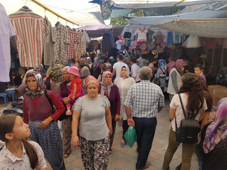 Gördes’te bayram öncesi alışveriş yoğunluğu