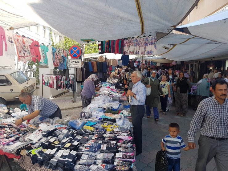 Gördes’te bayram öncesi alışveriş yoğunluğu