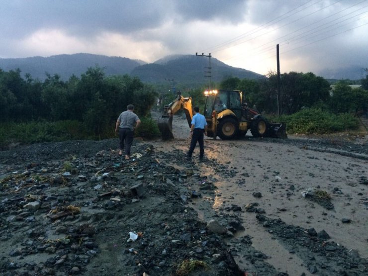 Hatay’da sağanak yağış etkili oldu