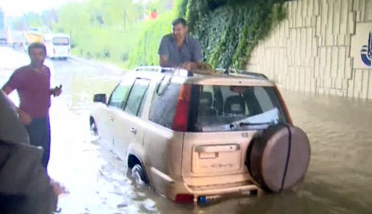 Alt geçitte mahsur kalan cip itfaiye tarafından halatla çekildi