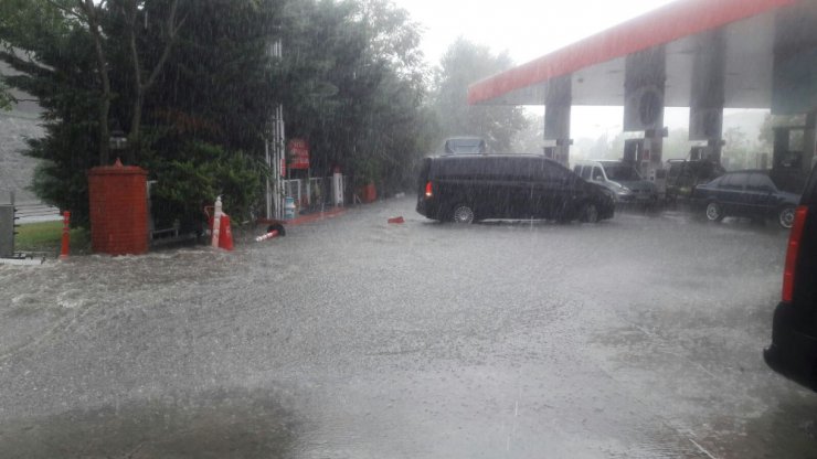 İstanbul’da yağmur ve dolu etkili oluyor