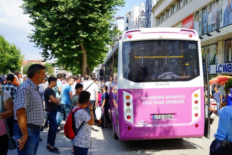 Otobüsün altında kalan yaşlı kadını vatandaşlar kurtardı