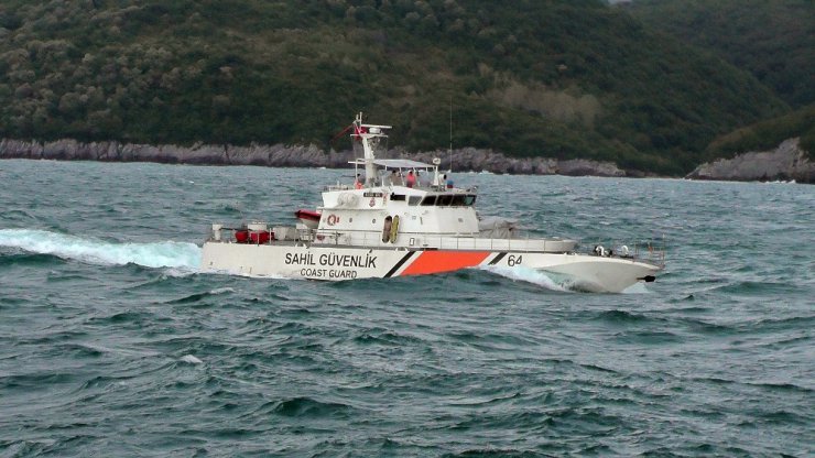 Mülteci teknesine helikopterli kurtarma operasyonu