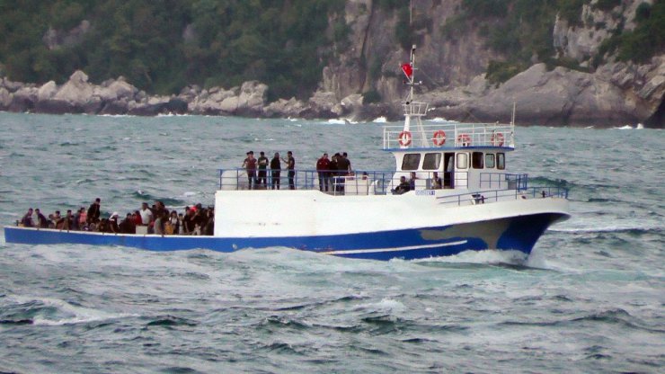 Mülteci teknesine helikopterli kurtarma operasyonu