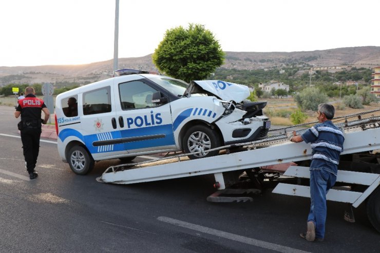 Polis otosu halk otobüsüne çarptı: 2 polis yaralı