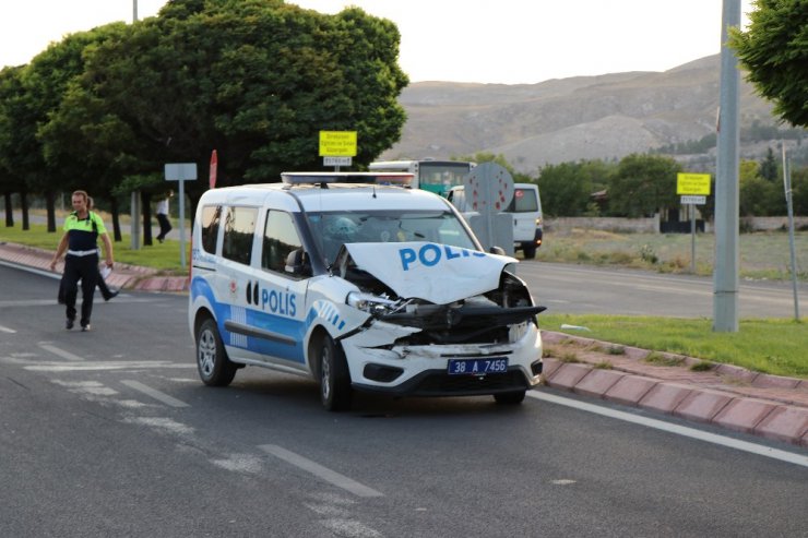 Polis otosu halk otobüsüne çarptı: 2 polis yaralı