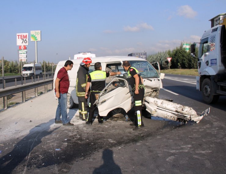 Bariyerlere çarpan minibüste kurtarma operasyonu