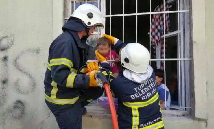 Kafası demir korkuluklara sıkışan minik Rijad’ın yardımına itfaiye yetişti