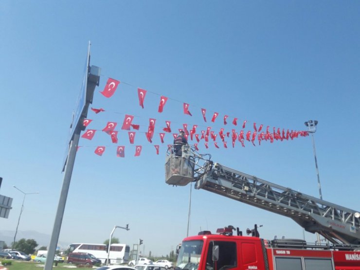 Manisa bayraklarla donatıldı