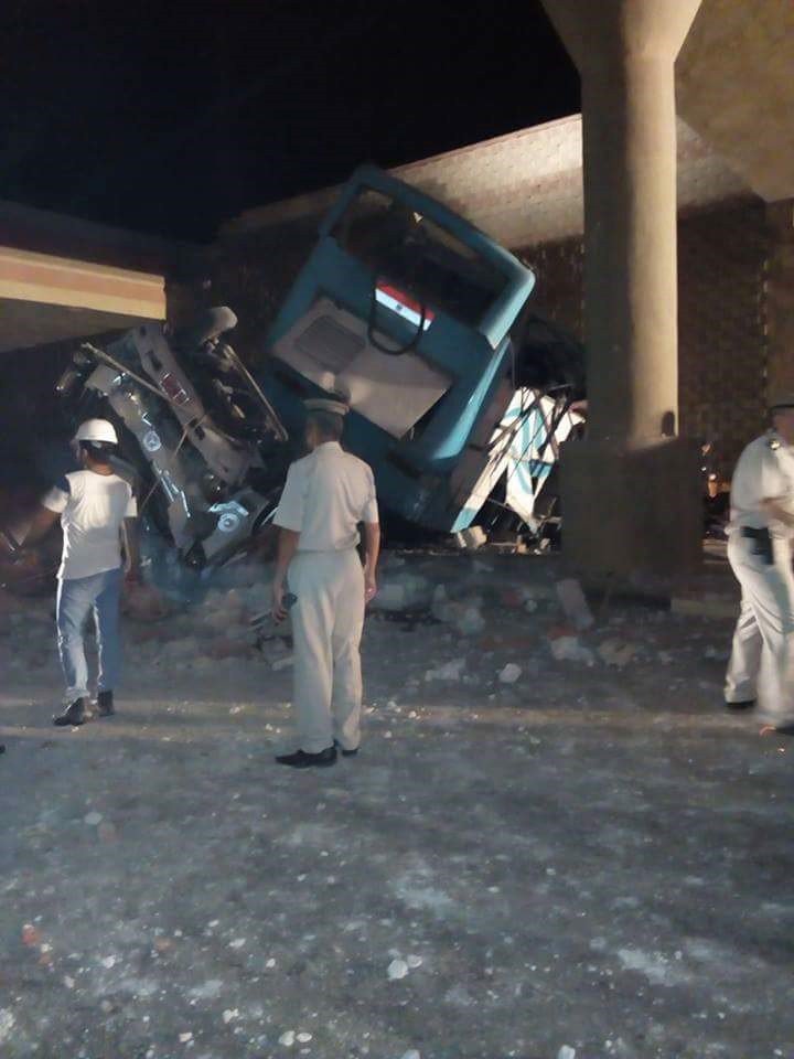 Mısır’da otobüs köprüden uçtu: 14 ölü