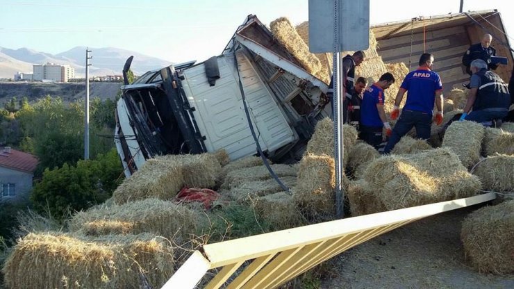 Saman yüklü kamyon devrildi: 1 ölü, 2 yaralı