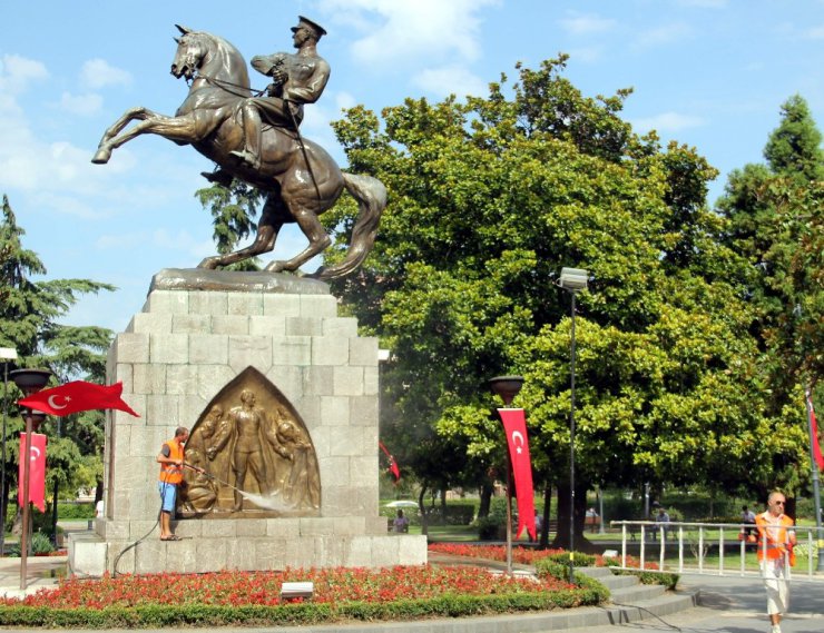 Samsun’da Atatürk Heykeline bayram temizliği