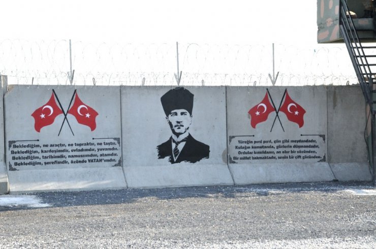 Sınırdaki duvara Türk Bayrakları ve Atatürk portresi çizildi