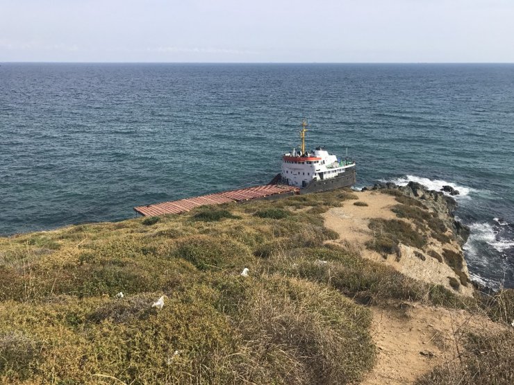 Sarıyer’de bölünen geminin arka kısmındaki yakıt deposu boşaltılamadı