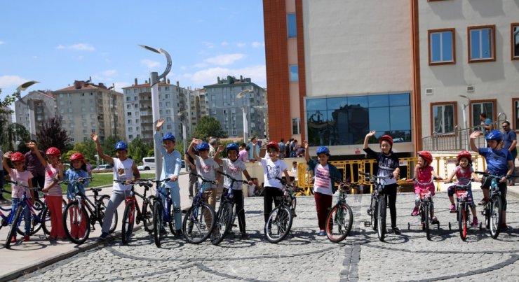 Konya’da 40 gün camiye giden çocuklar bayram hediyelerini aldı