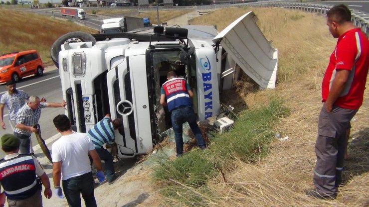 Devrilen tırın şoförü öldü