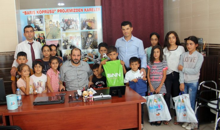 Sosyal medya üzerinden temasa geçti, çocuklar bayramlık elbiseye kavuştu