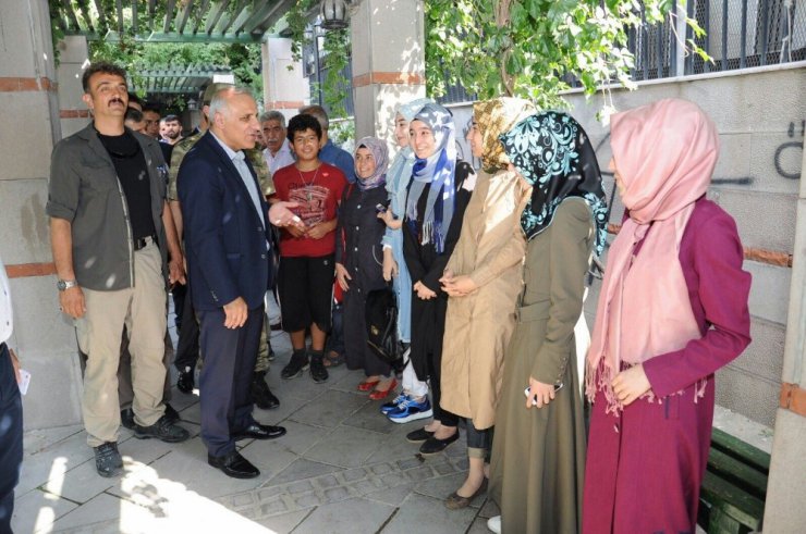 Vali Zorluoğlu, bayram öncesi esnafı ziyaret etti