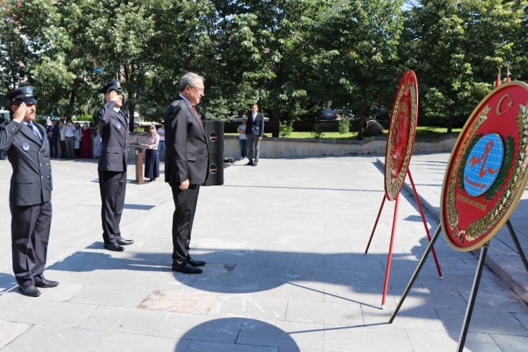 30 Ağustos Zafer Bayramı kutlamaları Atatürk Anıtı’na çelenk sunumuyla başladı