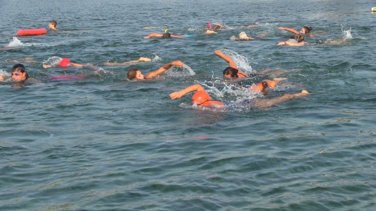 Zafer Bayramı’nı 2 kilometre yüzerek kutladılar