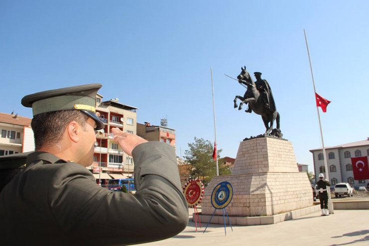 Oltu’da 30 Ağustos Zafer Bayramı protokolün katılımıyla kutlandı