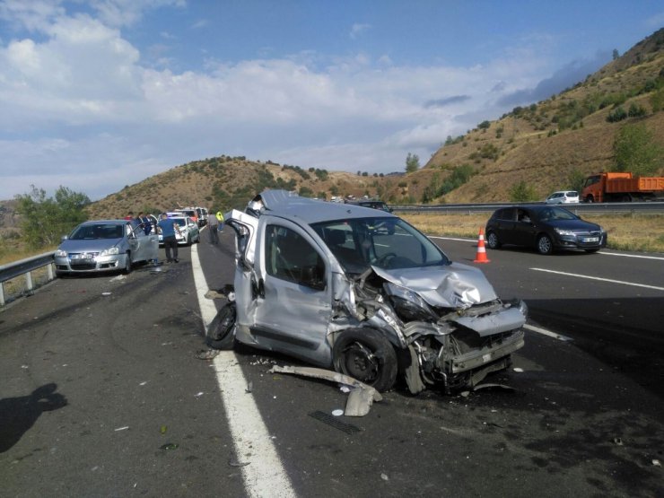 Otobanda zincirleme kaza: 1 ölü, 4 yaralı